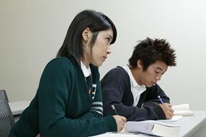 福岡のボーカルスクールで夢を目指す